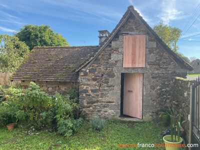 Cosy cottage with barn and woodlands